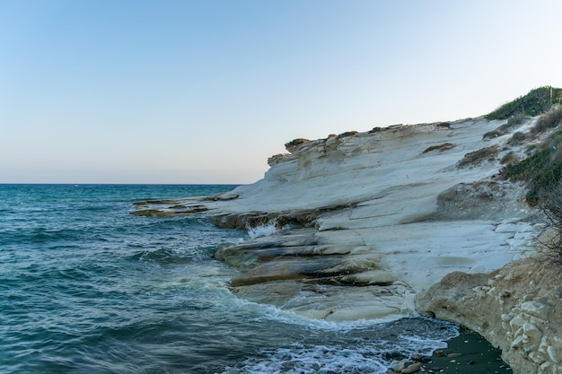 Strand met witte kliffen op het eiland Cyprus