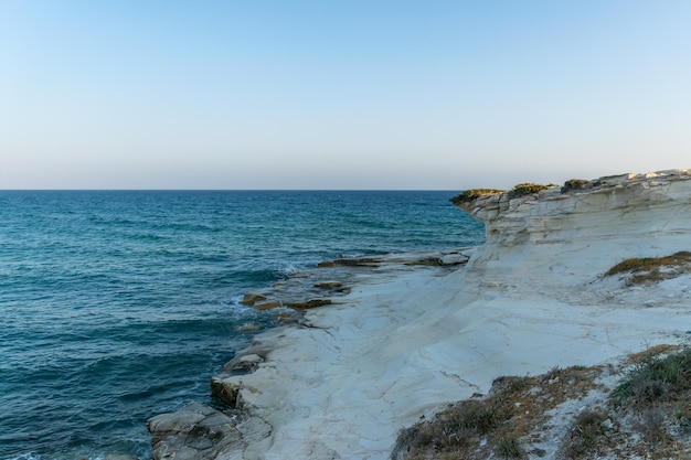 Foto strand met witte kliffen op het eiland cyprus