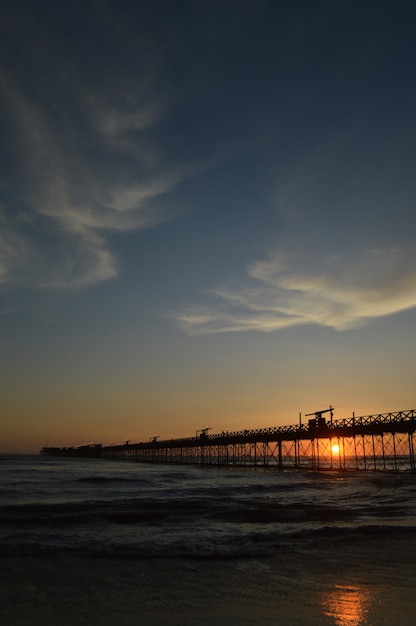 Strand met zee en pier en mensen