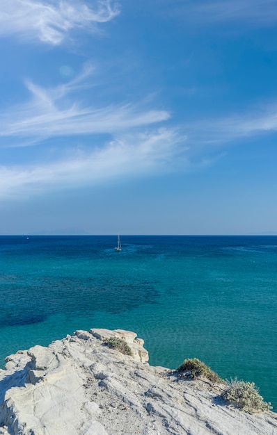 Strand met zeilboot in zee, Cesme - Turkije