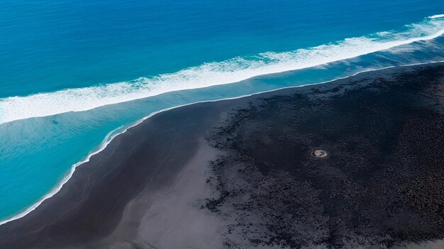 Foto strand met zwart zand en donkerblauw water