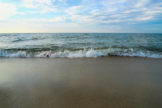 Strand Oostzeekust met kwartszand en rollende golven