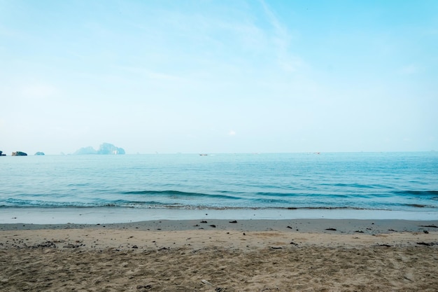 Strand op een tropisch eiland in de middag