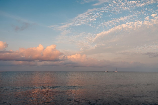 Strand op het eiland in de vroege ochtend