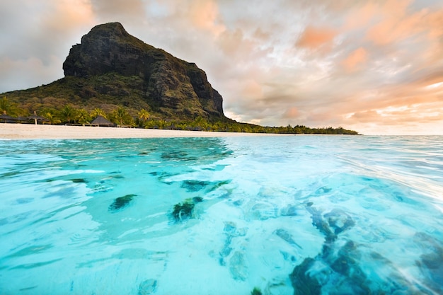 Strand op Le Morne Brabant, een UNESCO-werelderfgoed. Koraalrif van het eiland Mauritius