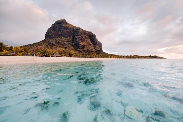 Strand op Le Morne Brabant een UNESCO-werelderfgoedKoraalrif van het eiland Mauritius