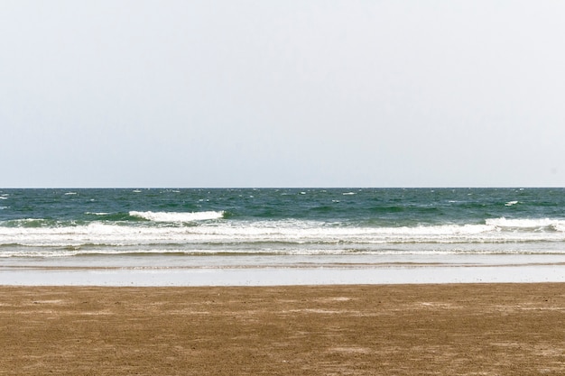 Strand overzeese de zomer hete hemel