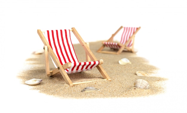 Strand. stoelen op zand dat op wit wordt geïsoleerd