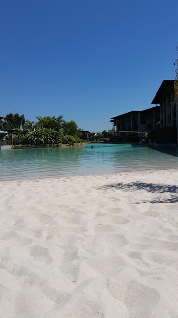 Foto strand tegen een heldere blauwe hemel