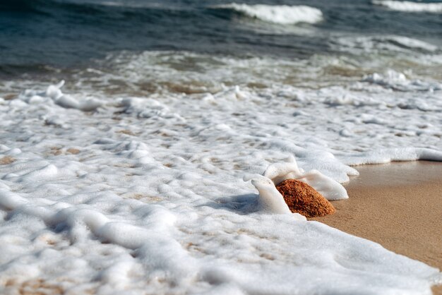 Strand textuur. Gouden zand en zeeschuimpatroon.