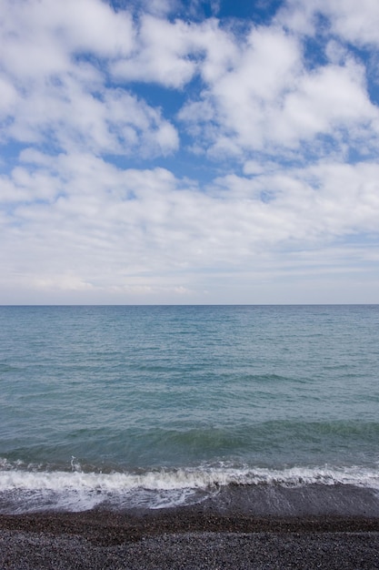 Strand van de zee en blauwe lucht met wolken