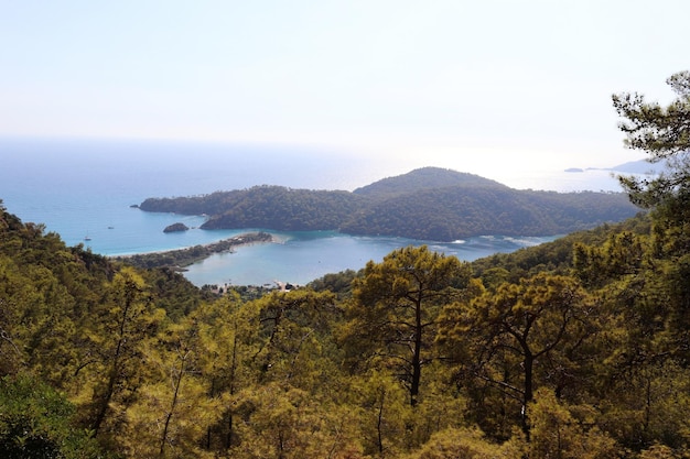 Strand van oludeniz met uitzicht op de Middellandse Zee