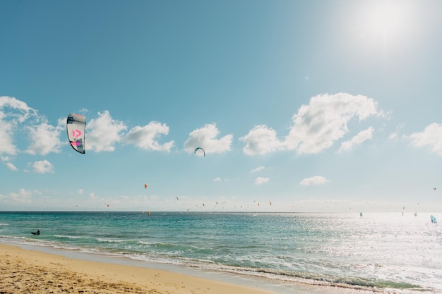 Strand van tarifa spanje met veel kitesurfers