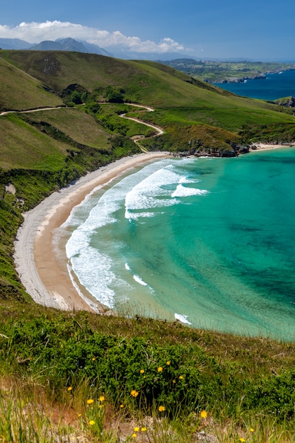 Strand van Torimbia dichtbij het dorp Llanes