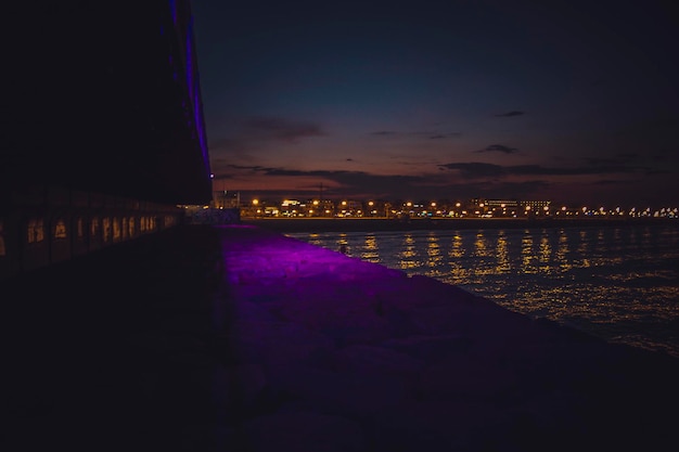 strand van valencia 's nachts, gezien vanuit de haven, Spanje