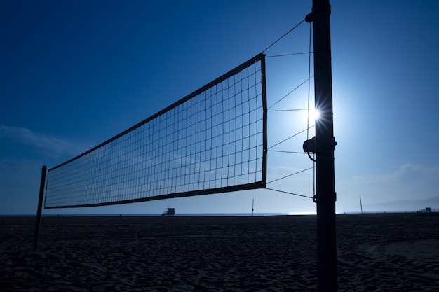 strand voley netto in Santa Monica bij zonsondergang Californië