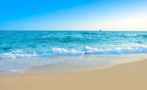 strand zee zand oceaan water golf kust hemel zomer blauw natuur tropisch golven reizen vakantie landschap kust vakantie zon horizon surfen zeegezicht wit buiten eiland