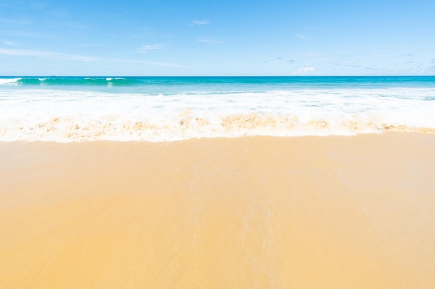 Strand zee zand water Golf blauwe hemelachtergrond