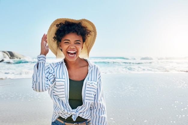 Strand zomer en portret van zwarte vrouw met glimlach op vakantie vakantie en weekend door oceaan Reizende levensstijl natuur en gelukkig meisje lachen ontspannen en genieten van avontuur vrijheid en plezier