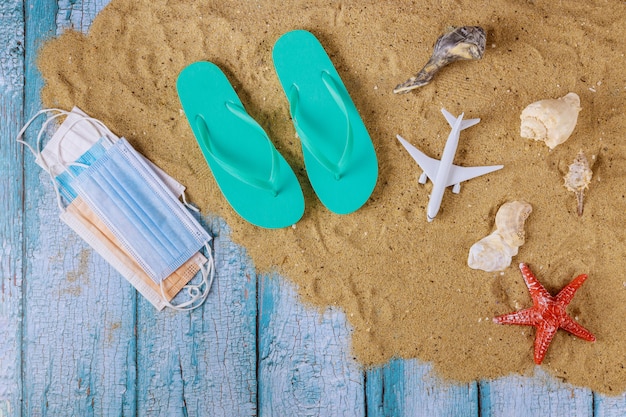 Strandaccessoires met zand en een beschermend masker