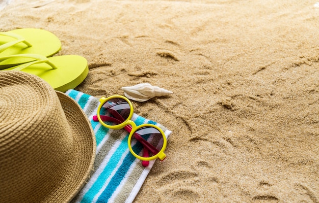 Strandaccessoires op tafel op strand - zomervakantie