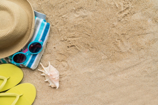 Strandaccessoires op tafel op strand - zomervakantie