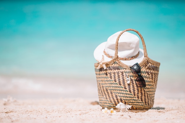 Strandaccessoires - strozak, hoed en bril op het strand