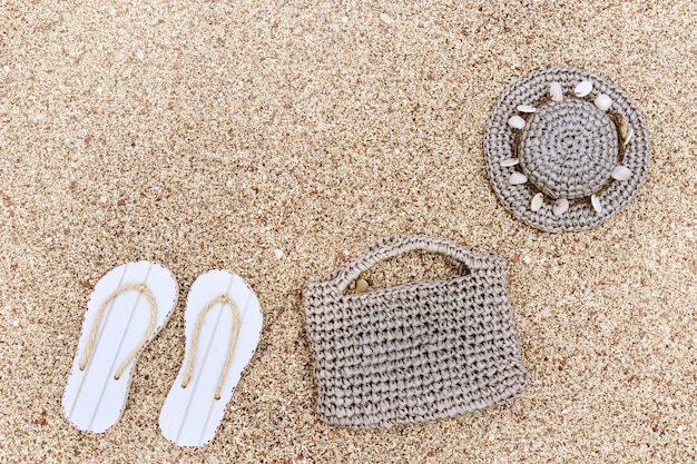 Strandaccessoires zomer-slippers, hoed, tas. Concept van strandvakantie.