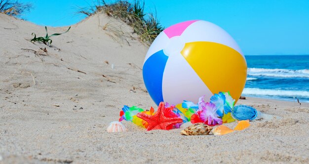 Strandbal en andere voorwerpen op het strand