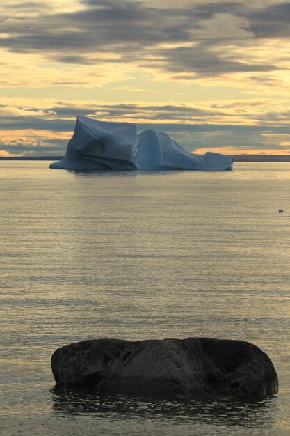 Nunavut의 Pond Inlet 근처 북극 풍경에서 저녁 무렵 좌초된 빙산과 얼음