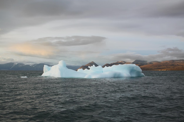 Nunavut의 Pond Inlet 근처 북극 풍경에서 저녁 무렵 좌초된 빙산과 얼음