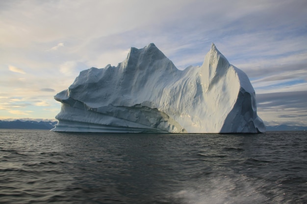 Pond Inlet Nunavut 근처의 북극 풍경에서 저녁 무렵 좌초된 빙산과 얼음