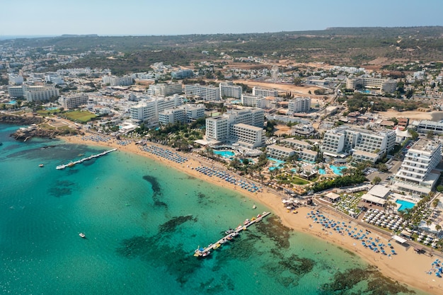 Stranden en hotels van de eerste lijn van de Middellandse Zee in Protaras Cyprus luchtfoto