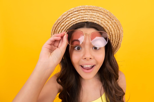 Strandfeest. eindelijk zomervakantie. kleine schoonheid. kind draagt een strohoed en een bril.