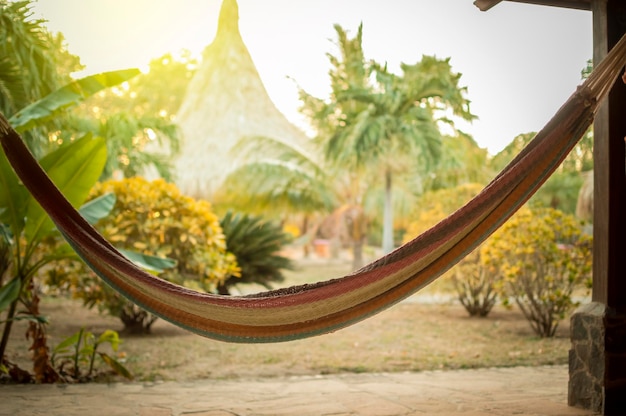 Strandhangmat met kopieerruimte hangmat in een strandhut Concept van TRANQUILITY IN VAKANTIE