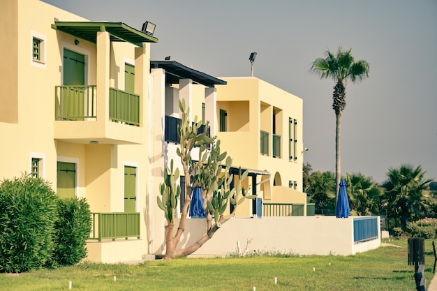 Strandhuizen dichtbij vuurtorenstrand in Paphos, Cyprus