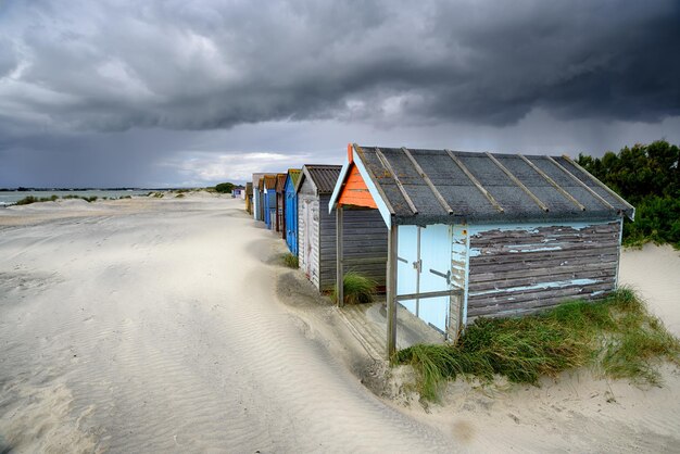 Foto strandhutten onder een stormachtige hemel
