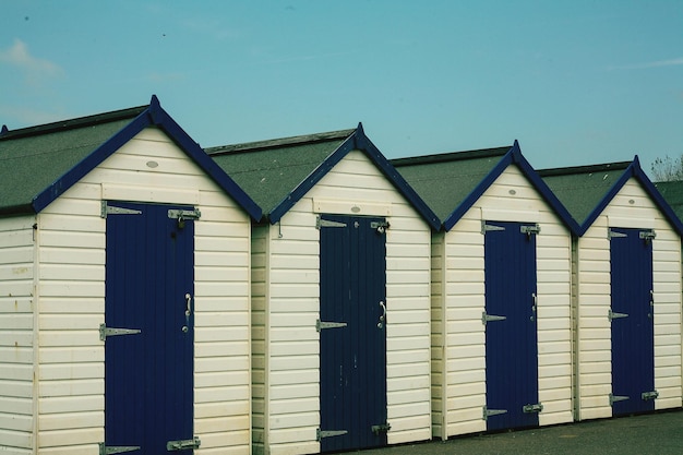 Strandhutten tegen een heldere hemel