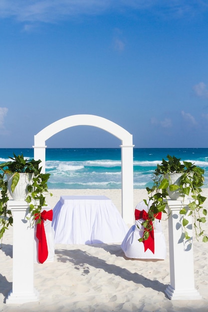 Strandhuwelijk in het vakantieoord in Mexico.
