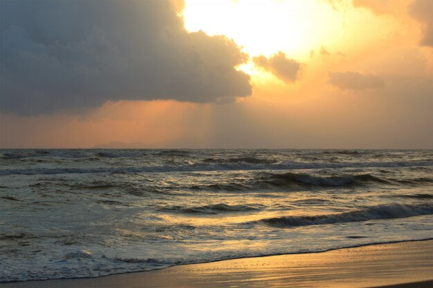 Strandlandschap met prachtige zonsondergang