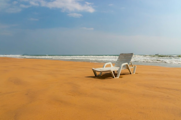 Strandligstoel op een verlaten strand