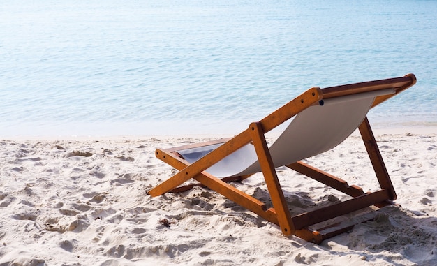 Strandlounge stoel op zeezicht