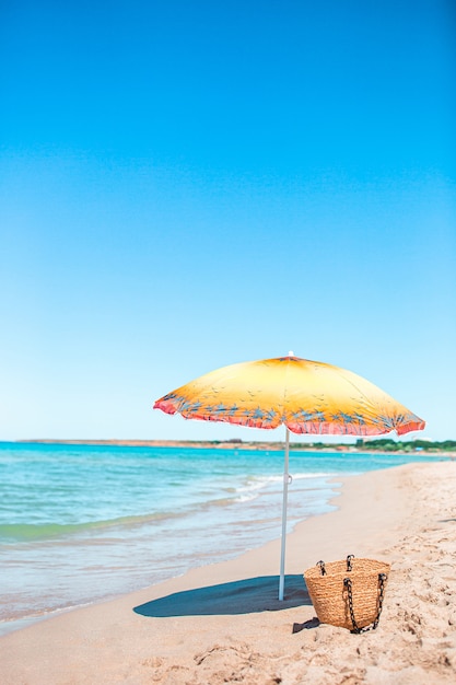 Strandparasol op een zonnige dag met zee