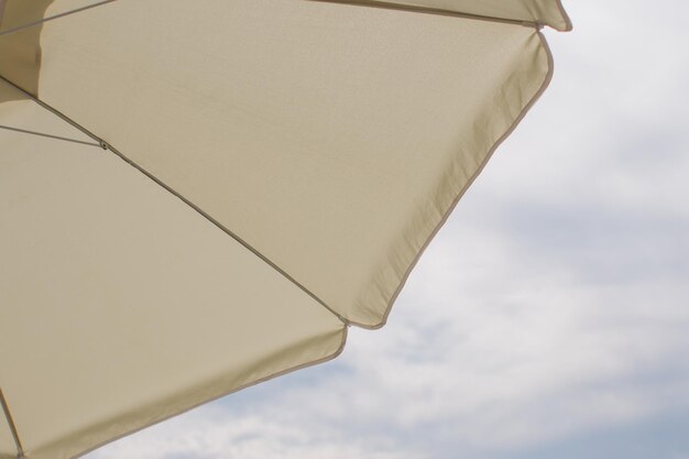 Strandparasol tegen de hemel met wolken