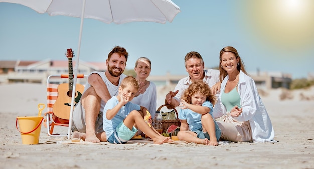 Strandportret en gelukkige grote familie op vakantieavontuur of reis samen voor de zomer in Australië Grootouders, ouders en kinderen op vakantie aan zee voor reisgeluk en binding door de oceaan