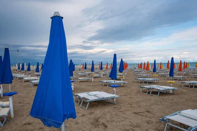 Strandresort met ligbedden en parasols