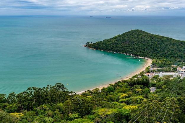 Strandscène vanuit de lucht in de zuidelijke regio 'praia central' van brazilië in de staat santa catarina van balneario camboriu en 'laranjeiras
