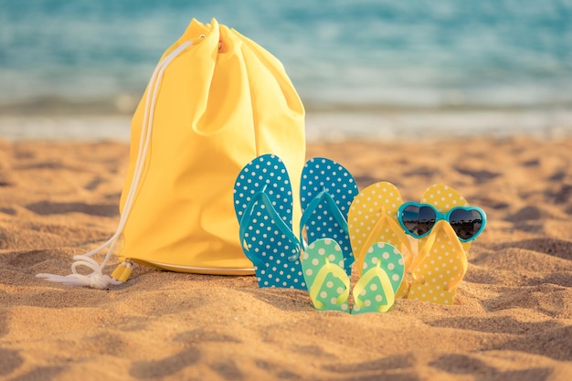 Strandslippers op het zand