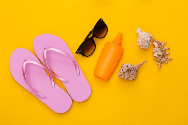 Strandsteun accessoires bovenaanzicht op geel