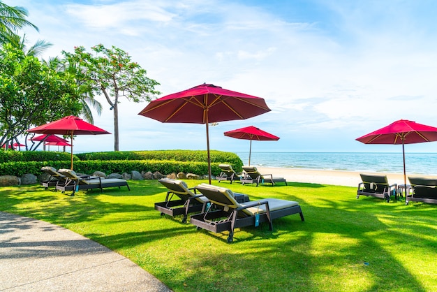 strandstoel en parasol met oceaan zee strand achtergrond